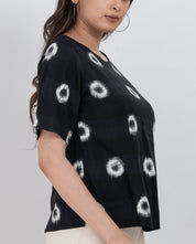 Casual abstract blouse with short sleeves in a relaxed fit