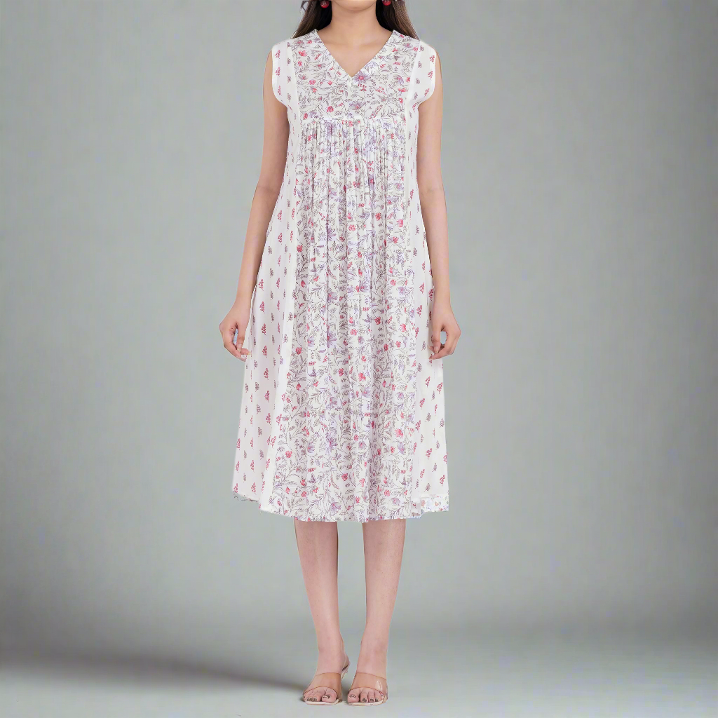 Casual floral midi dress with pleated design and V-neck, ideal for daytime outings