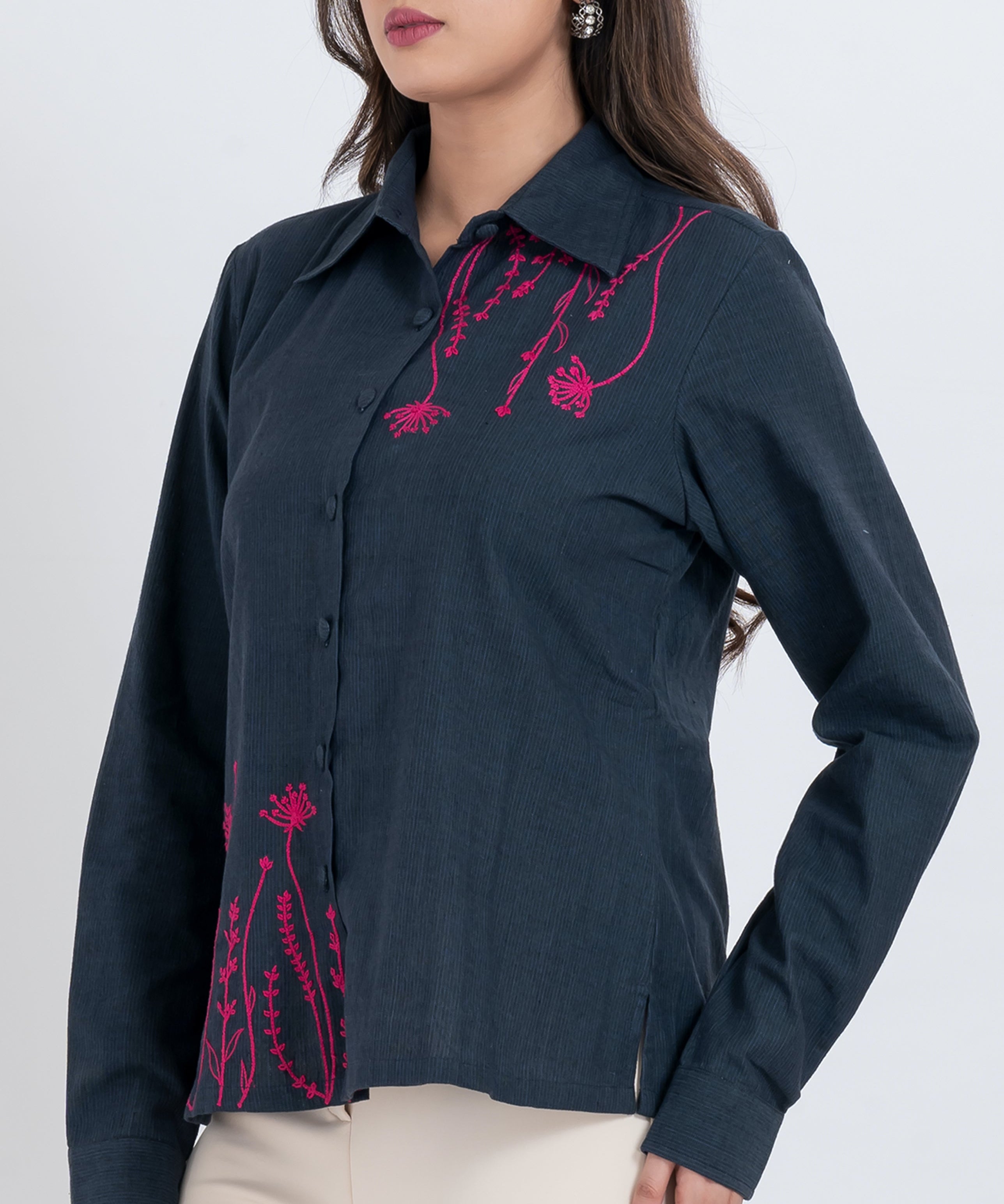 Elegant embroidered blouse for women with floral patterns