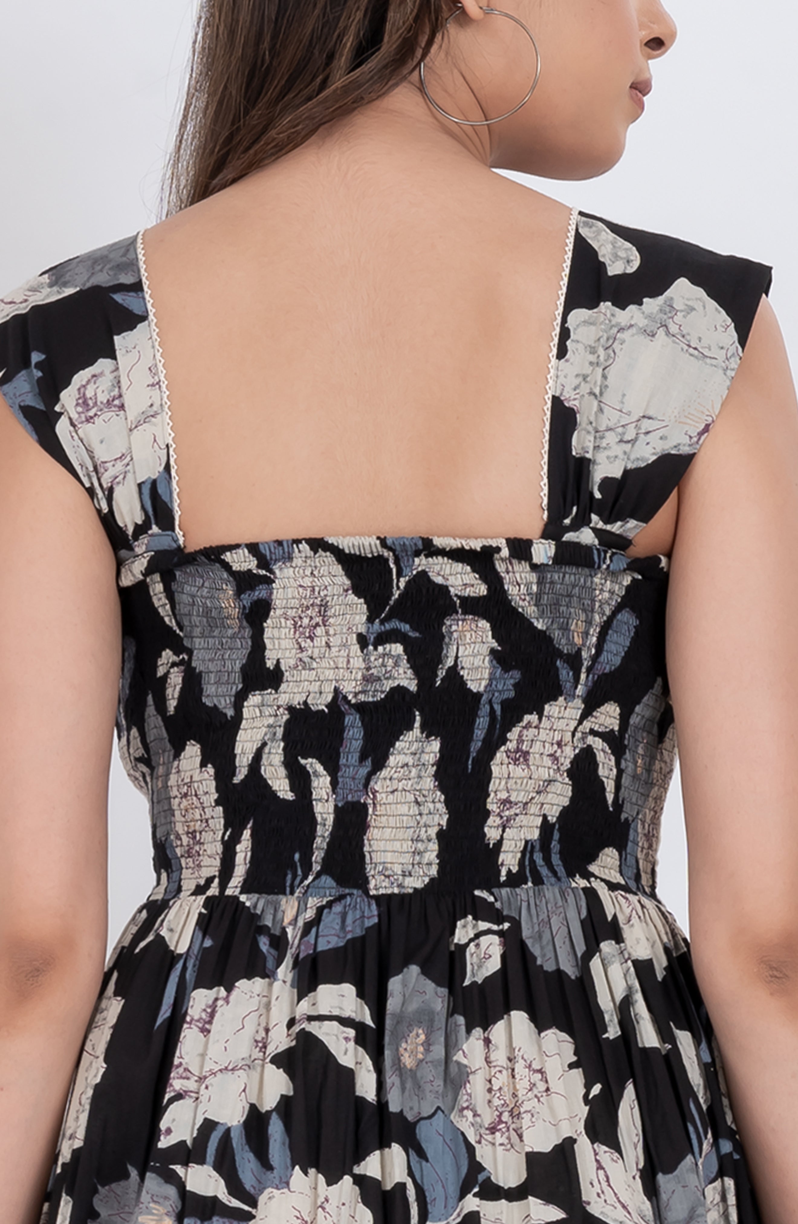 Flattering floral dress with puff sleeves and square neckline for a feminine look