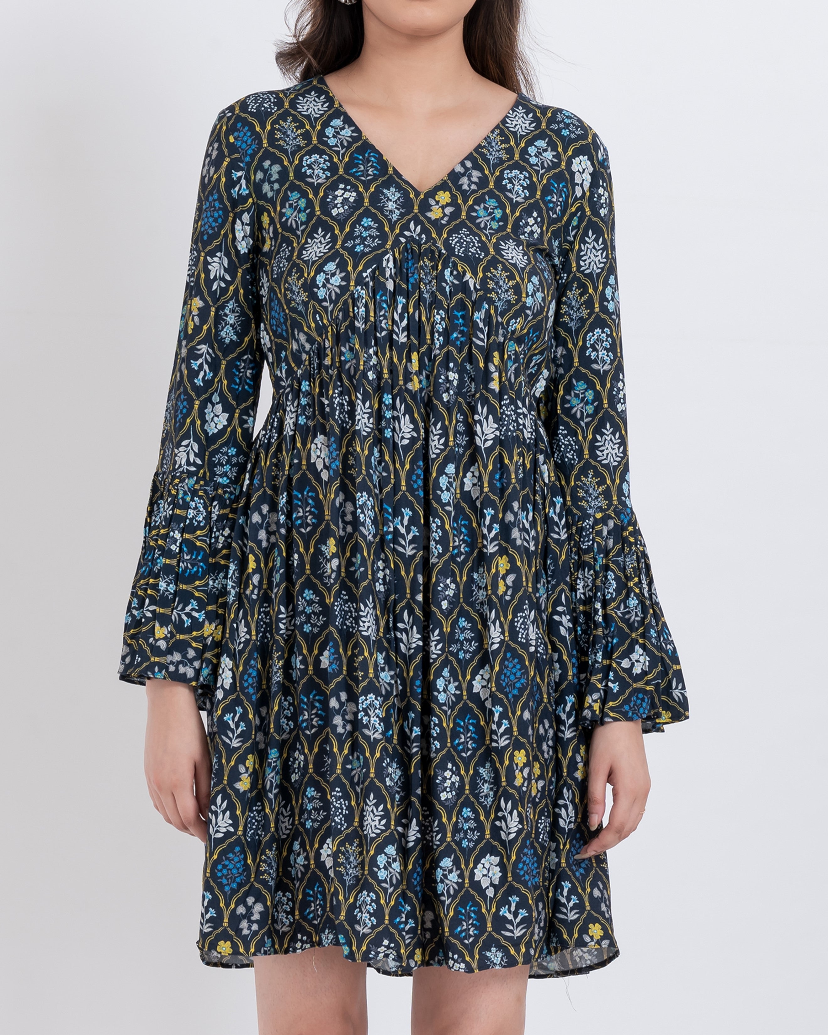 Romantic V-neck floral mini dress with flowy hem