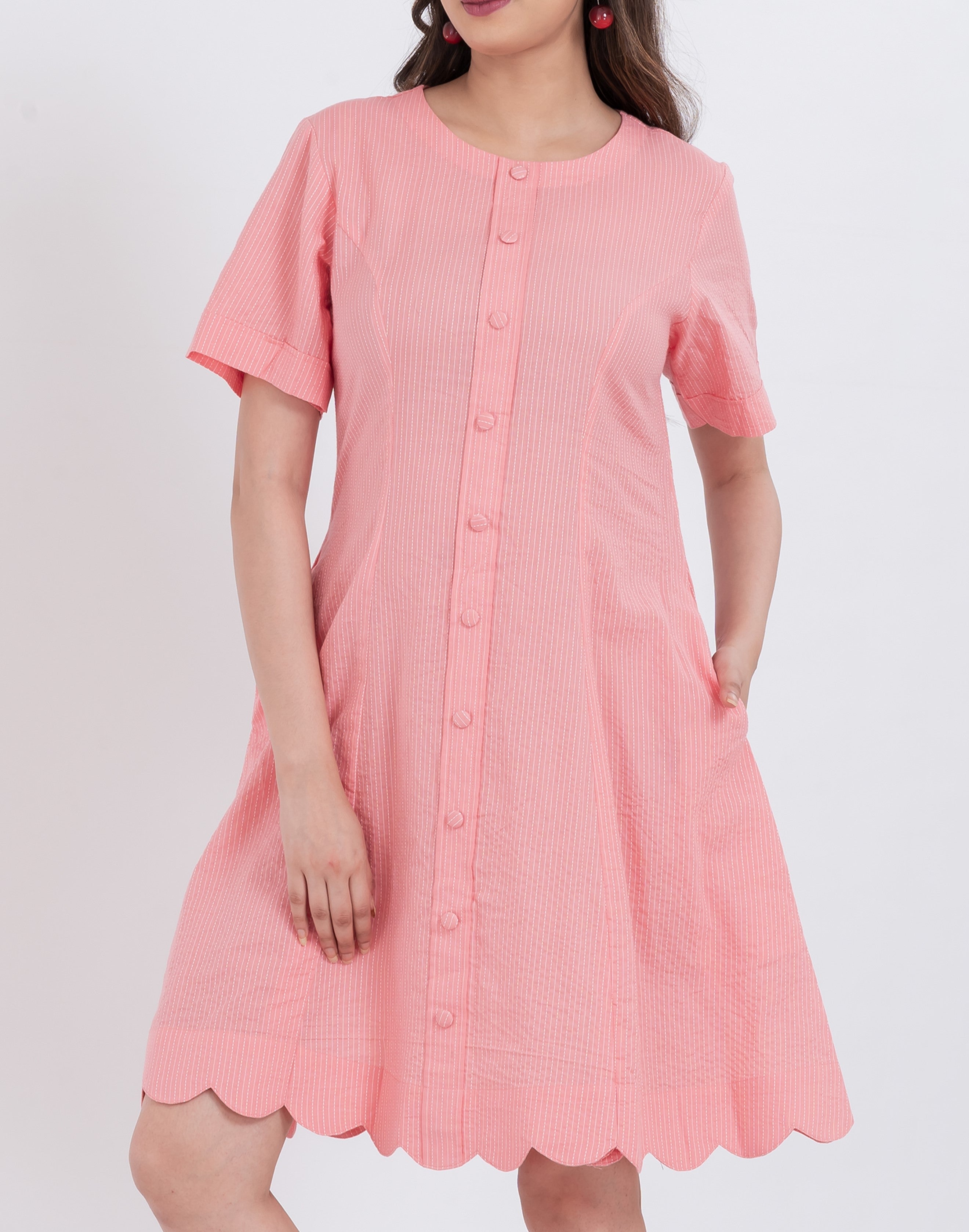 Button-down cotton dress with playful scalloped hem and short sleeves