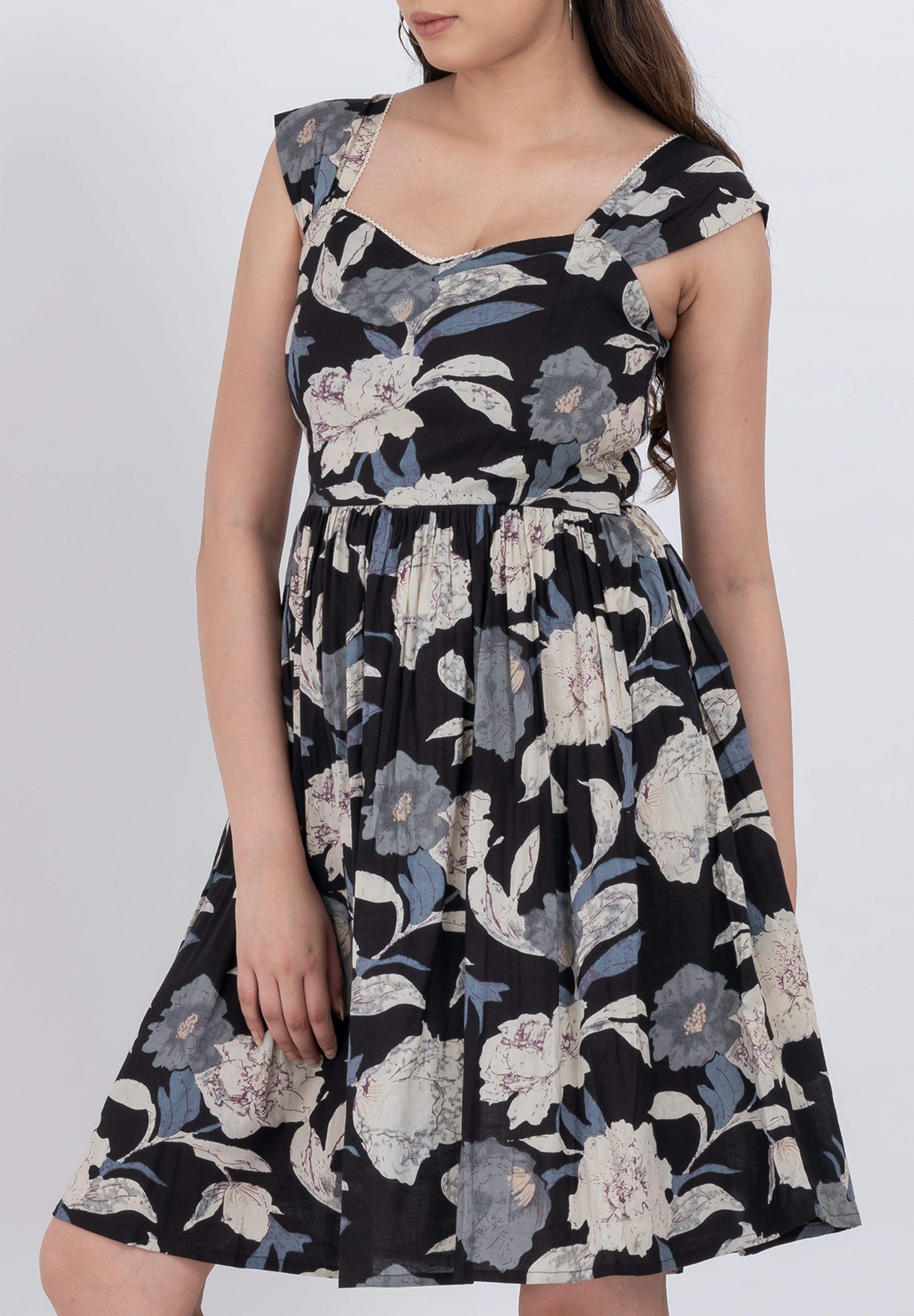 Elegant floral dress with puff sleeves and square neck, ideal for semi-formal events
